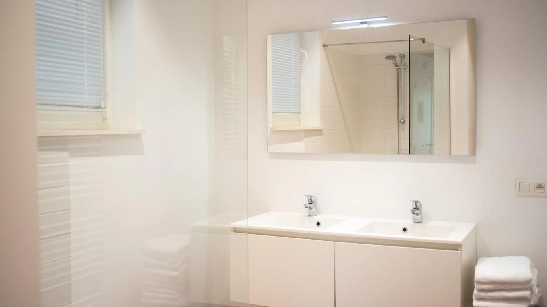 Light And Airy Apartment On Top Location - Industria In Historical Center アントウェルペン 0*,